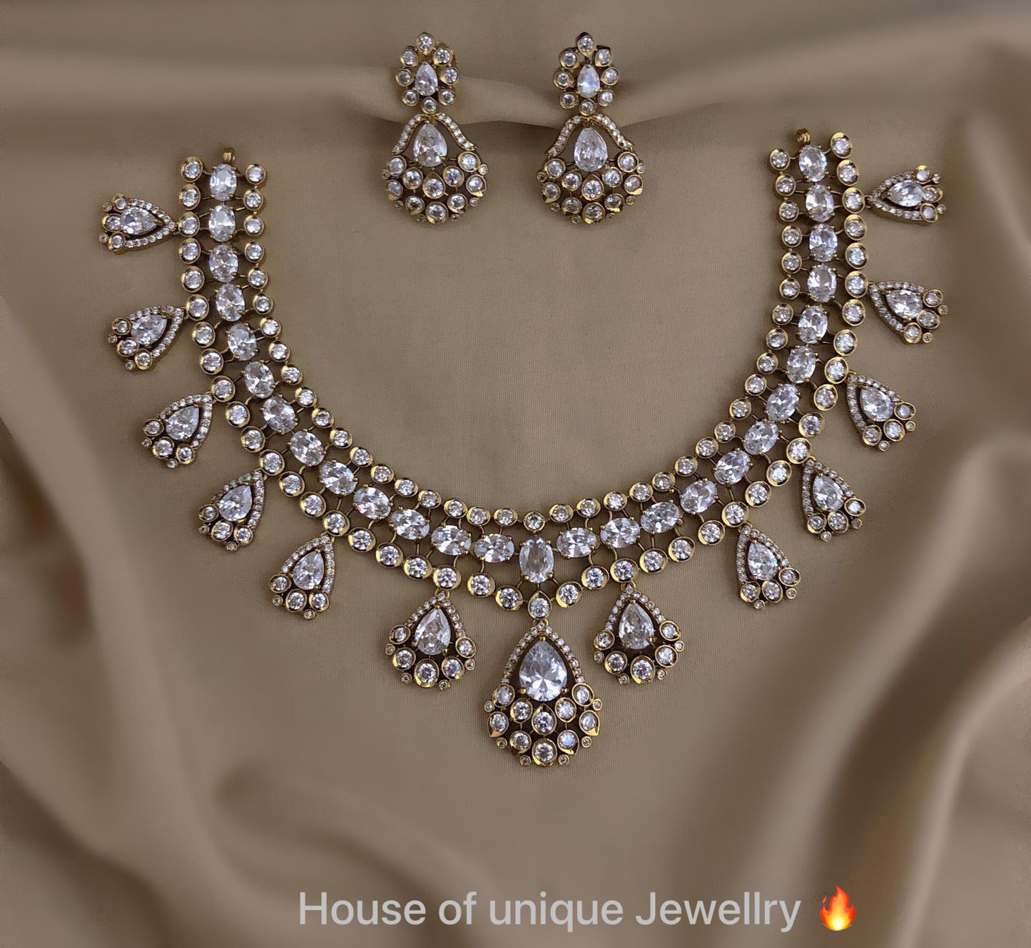 Stone V shape look necklace