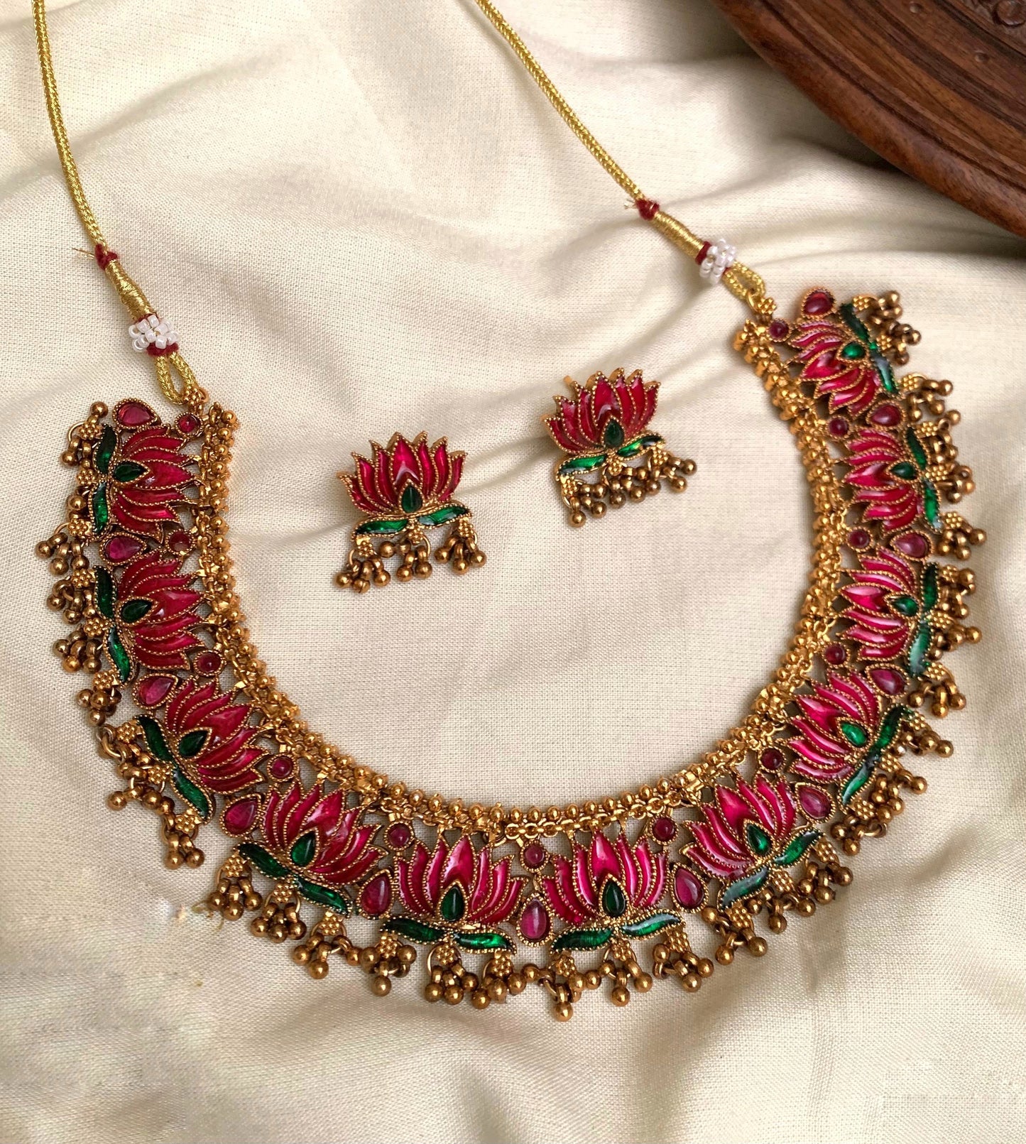 Lotus round necklace (N-79)