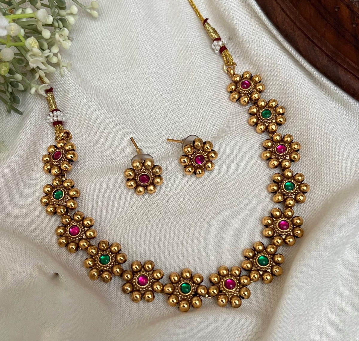 Flower design necklace