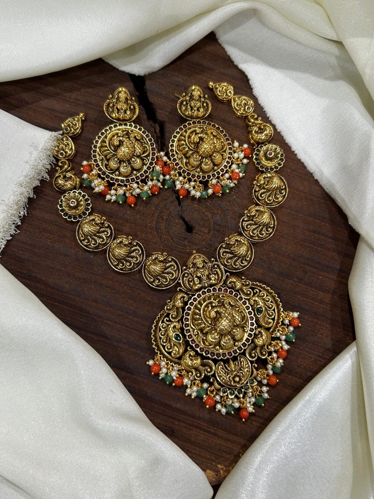 Grand gold replica necklace