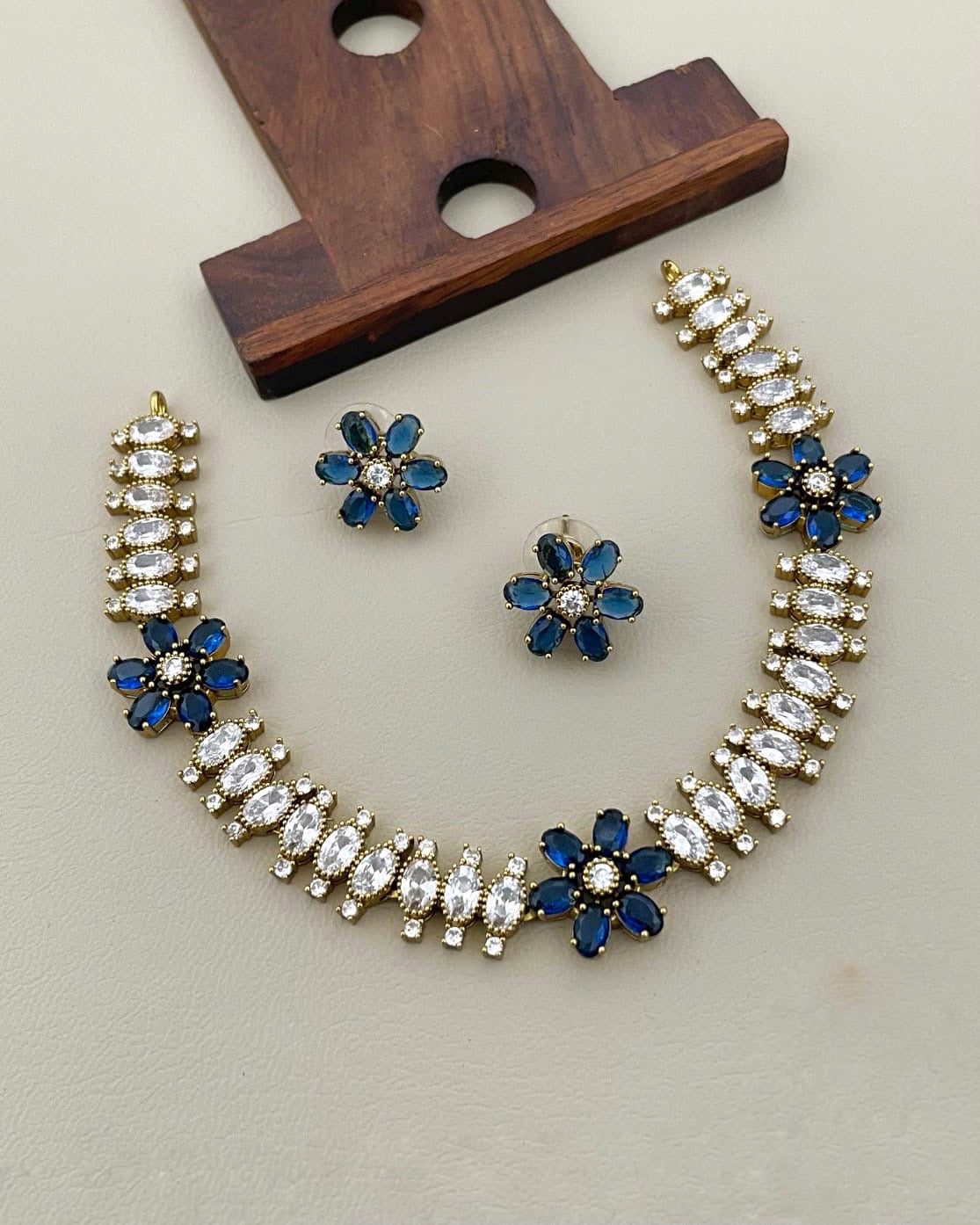 Simple stone necklace