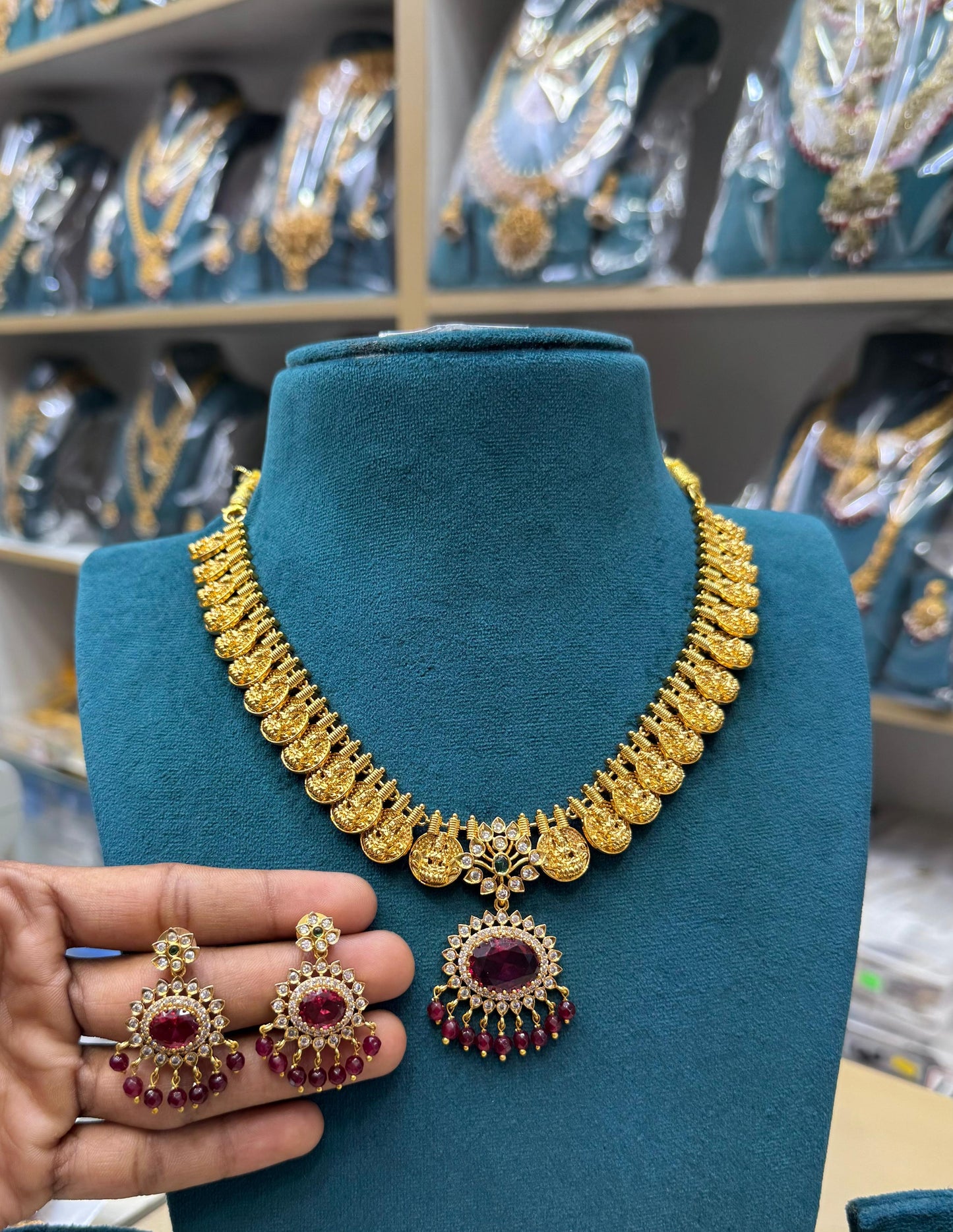 Coin with single pendent necklace