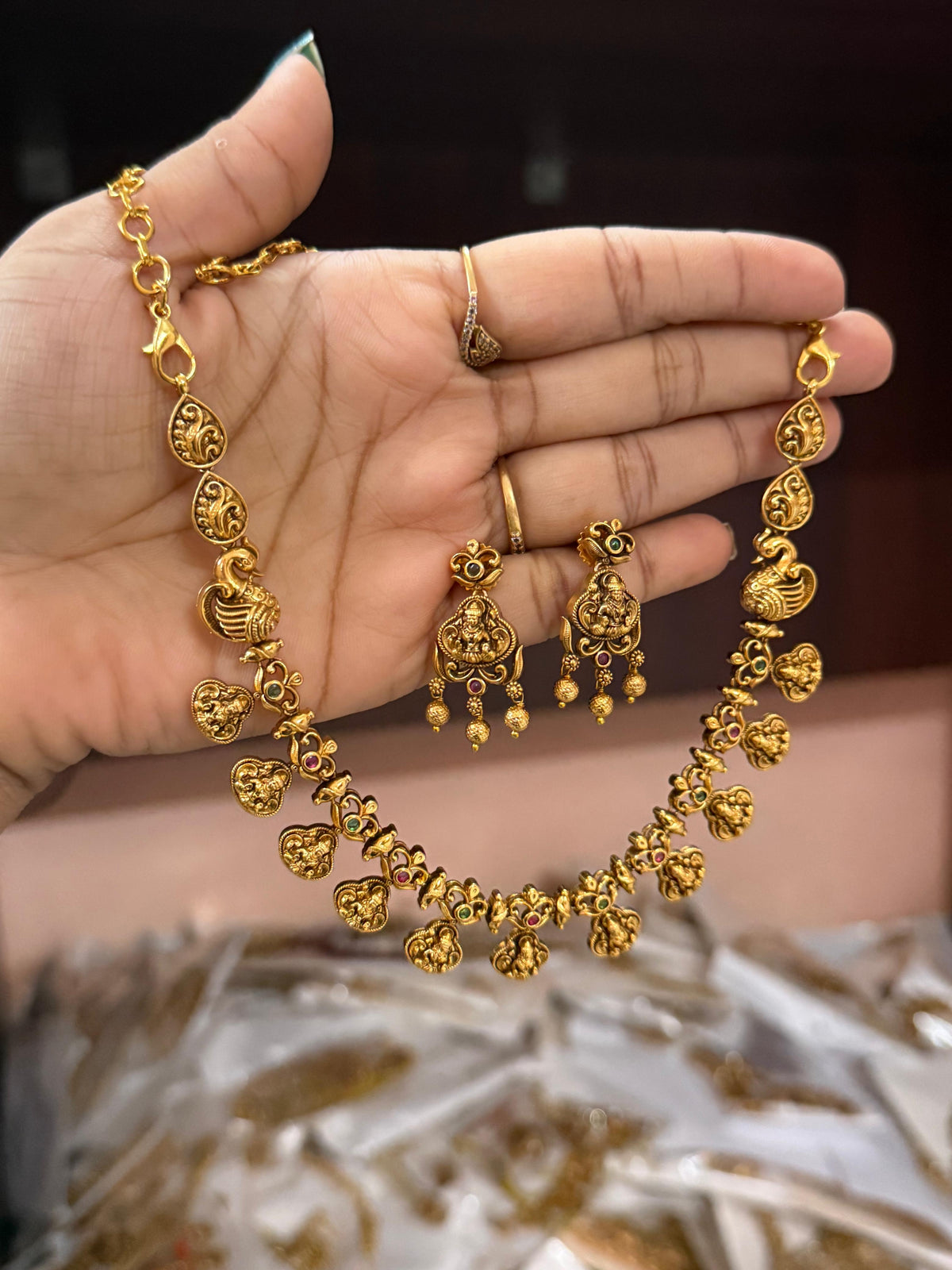 Simple gold replica necklace
