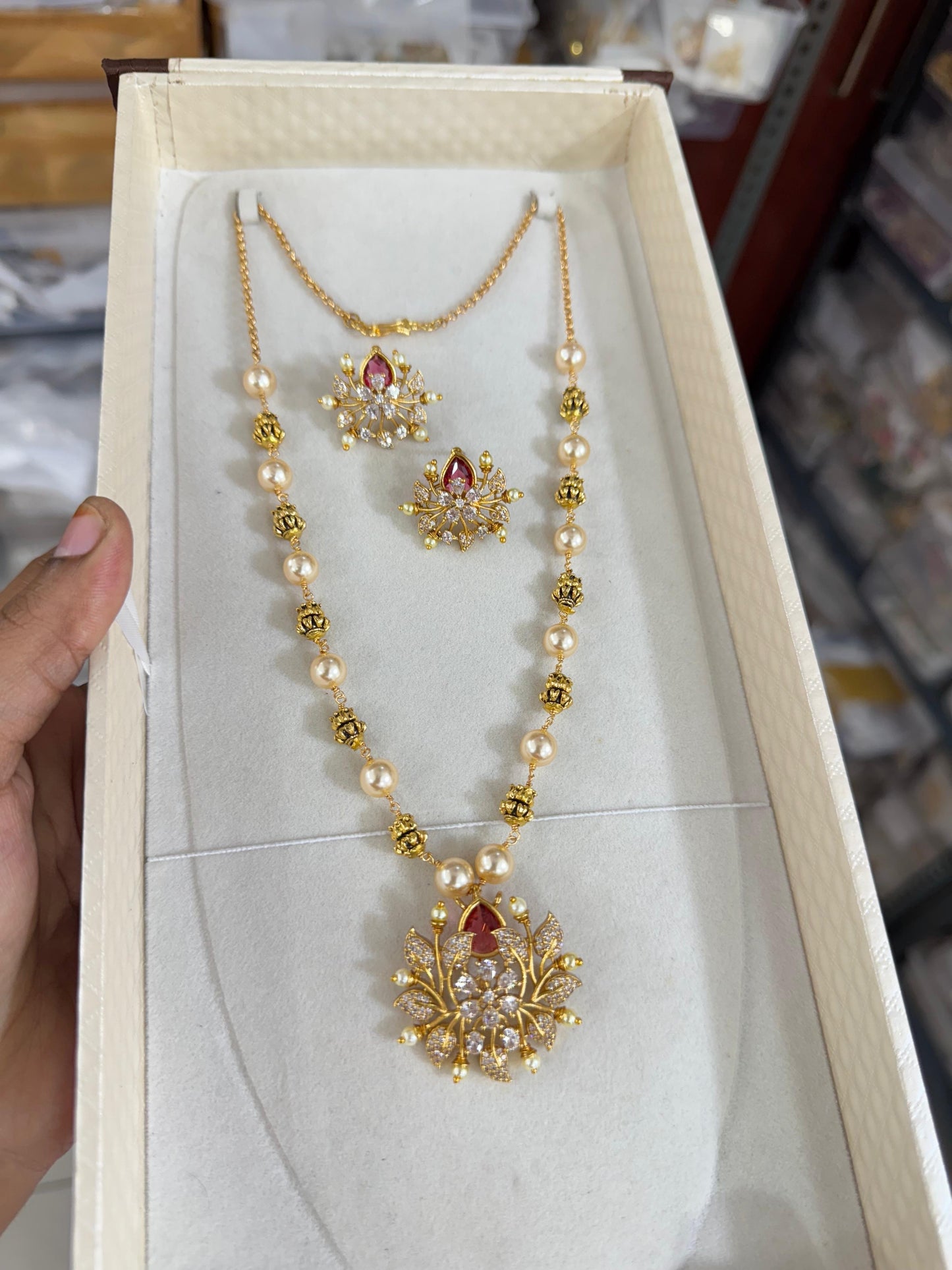 Pearl and gold beads necklace