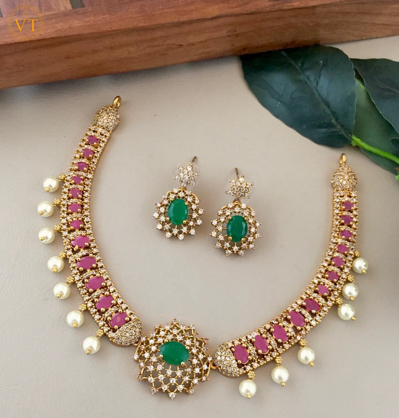 Stone with pearl hasli
