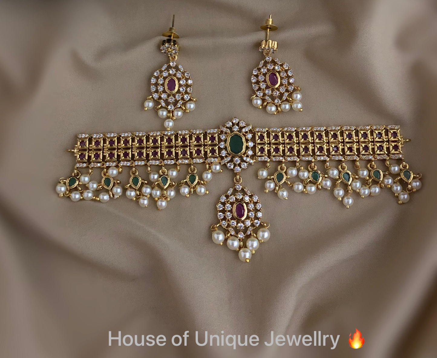 Choker with pearl
