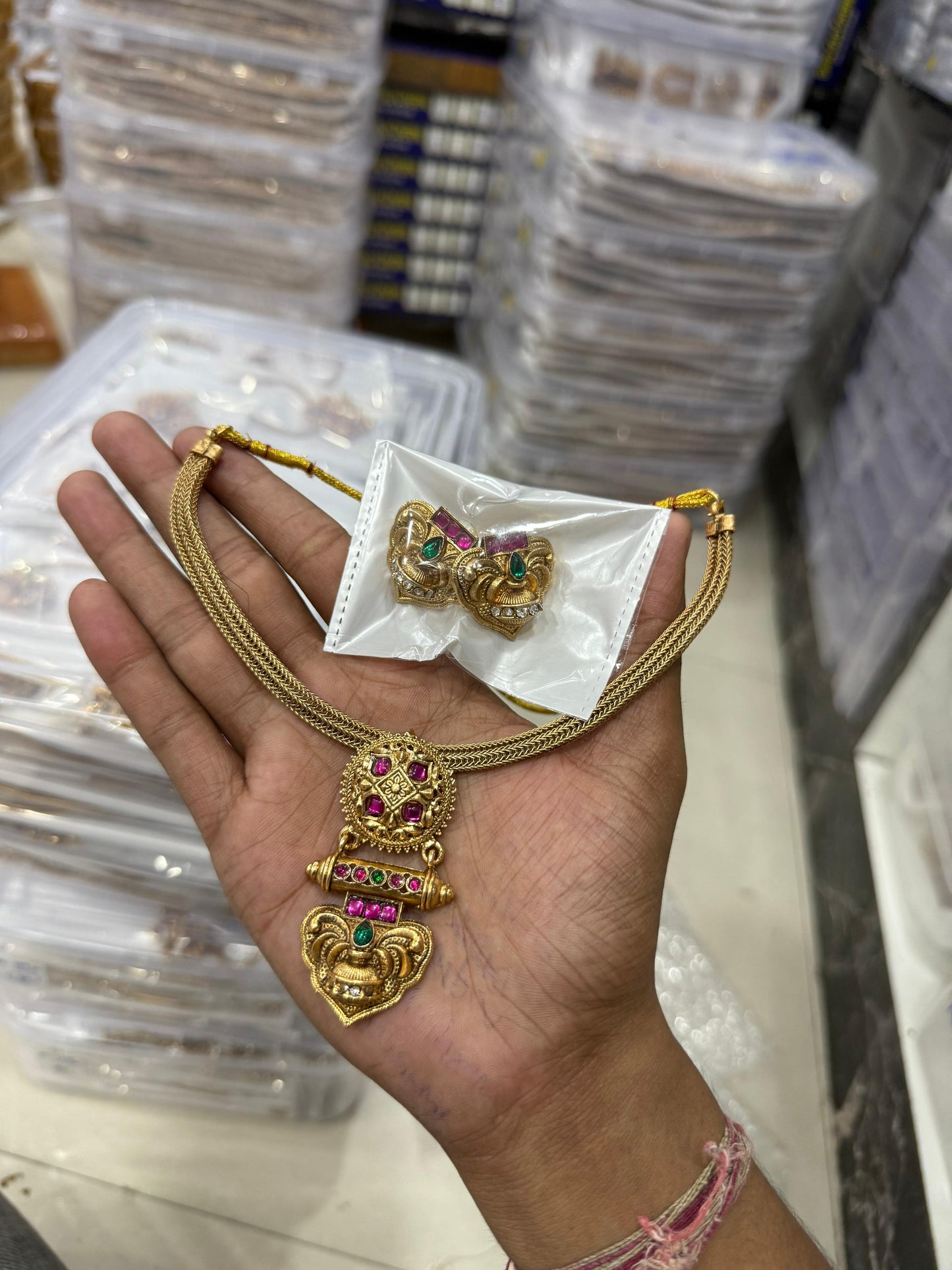 Choker simple pendent