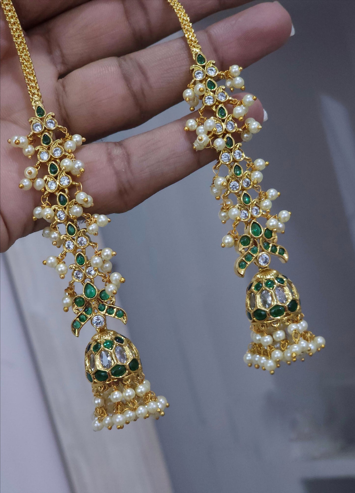 Earing with ear chain