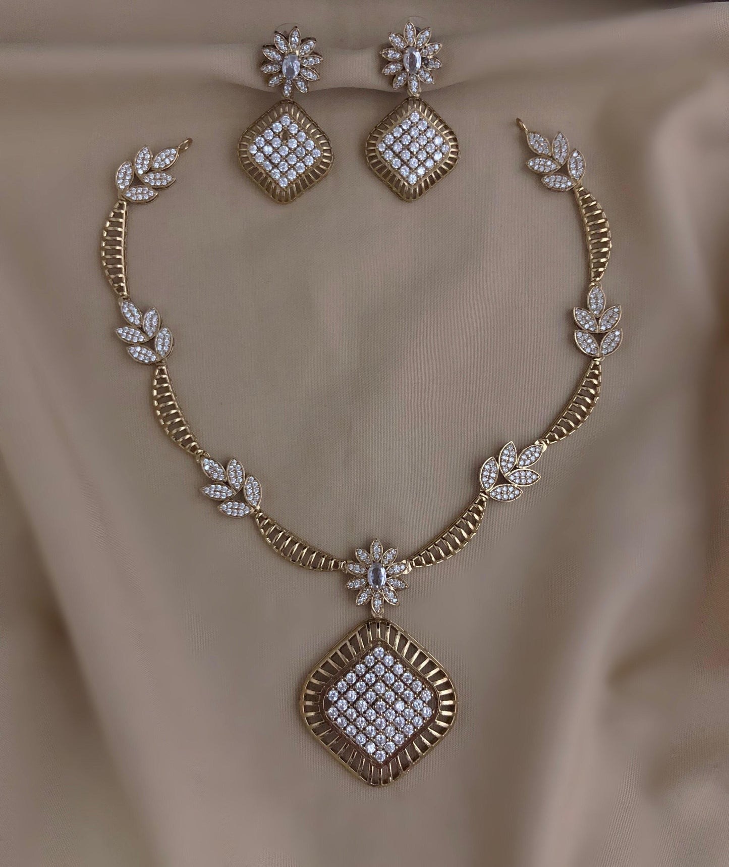 Moon design necklace (DR-43)