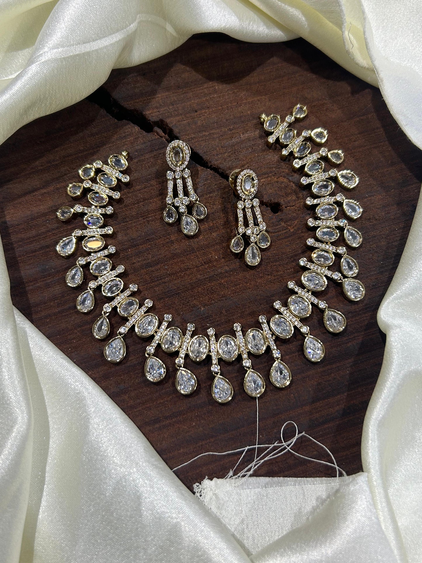 Drop stone necklace