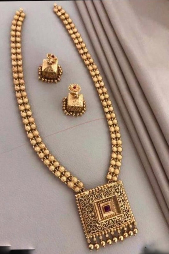 Square pendent haram