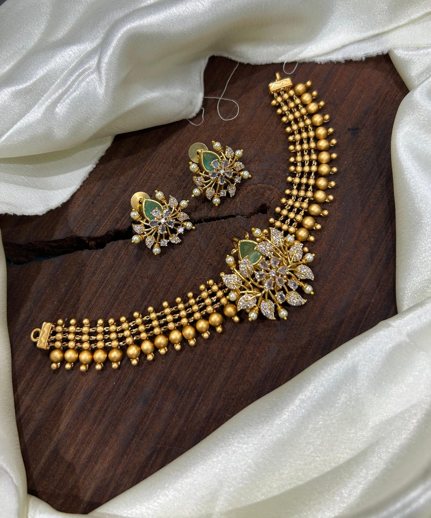 Pendent choker