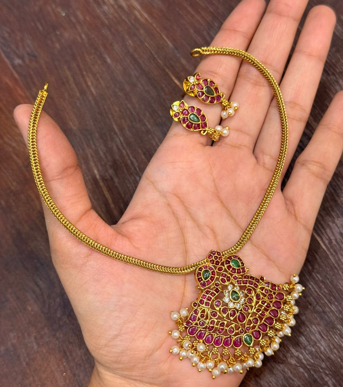 Single pendent choker