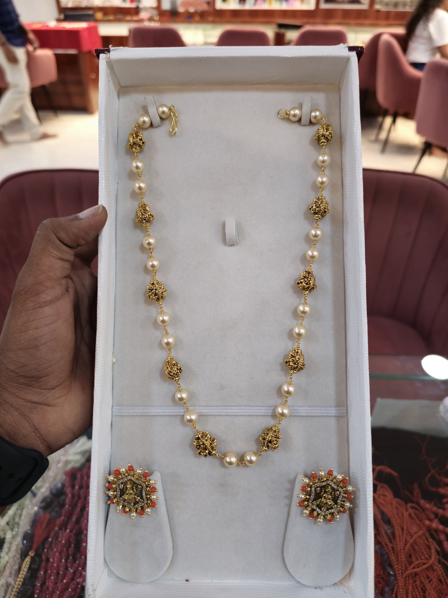 Pearl and gold beads necklace