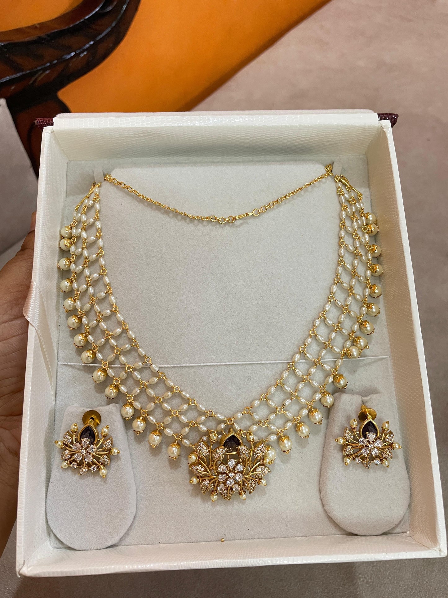 Pearl chocker