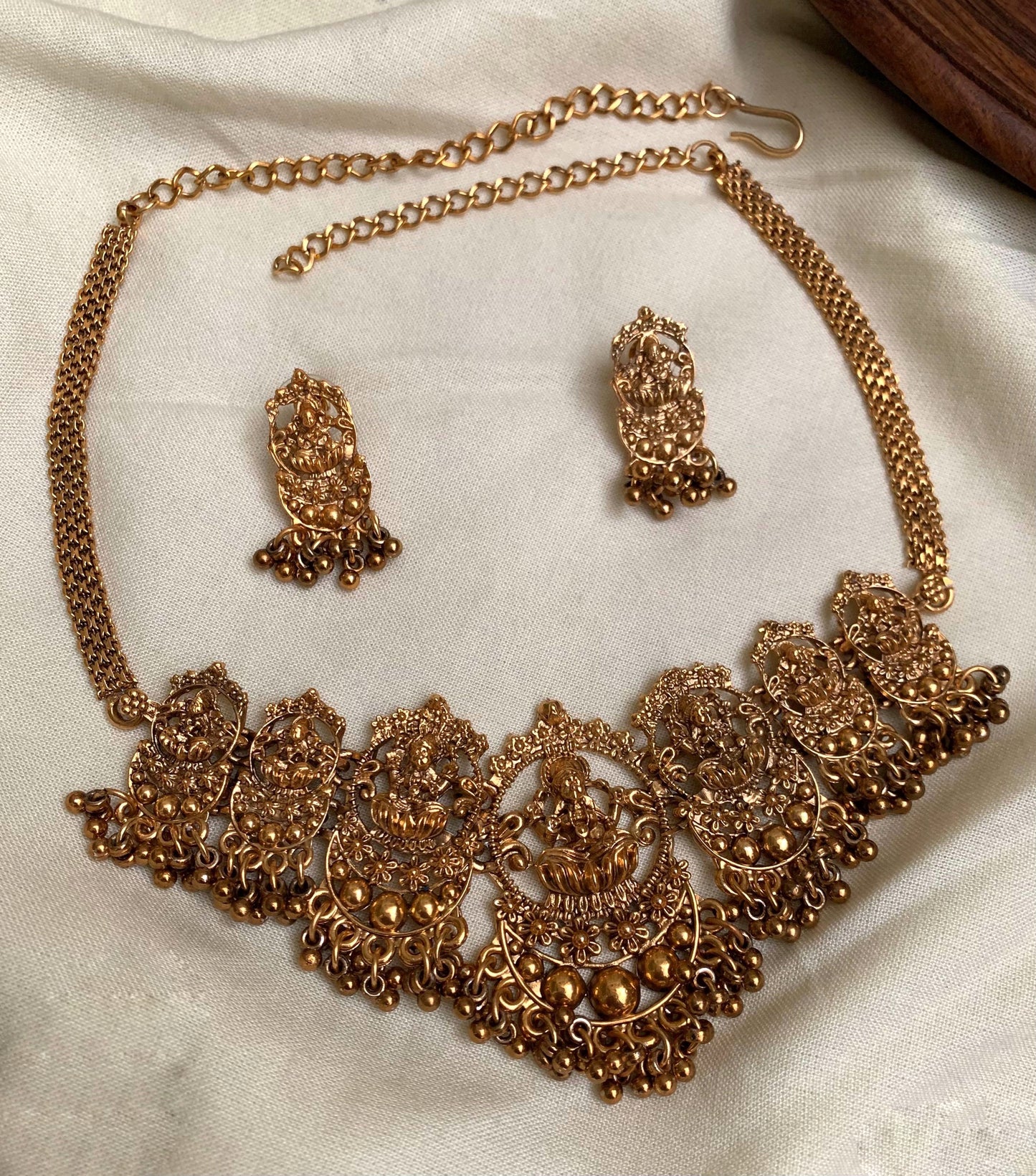 Lakshmi chocker with gold drops(N-31)
