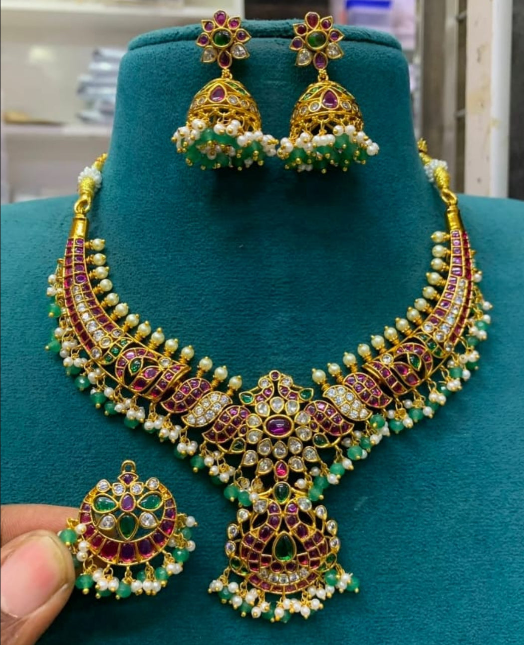 Jadau grand necklace