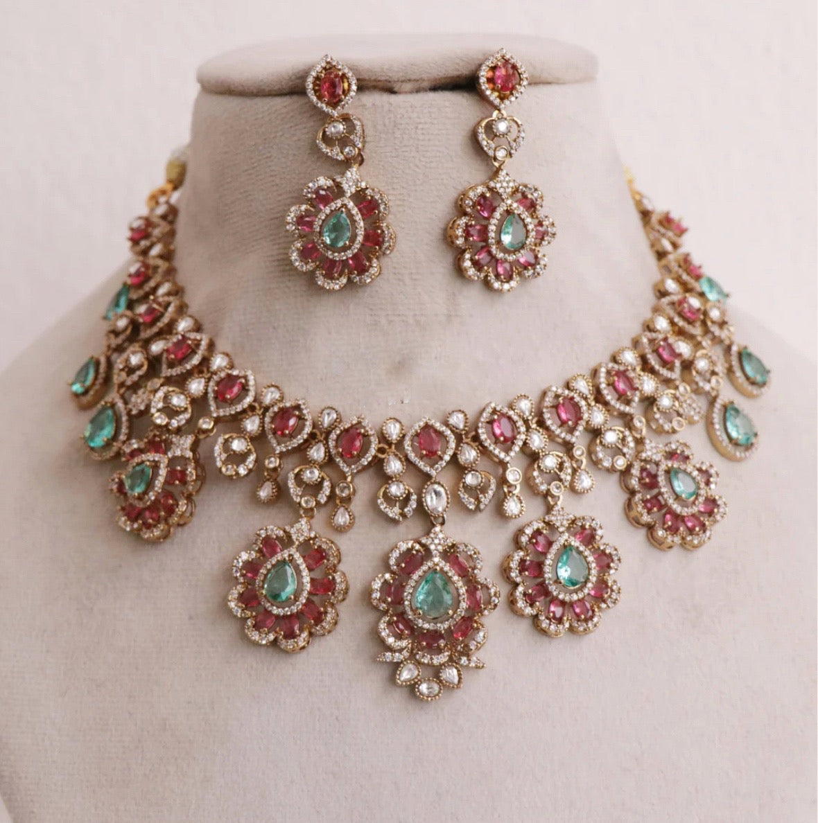 Grand pastel color necklace