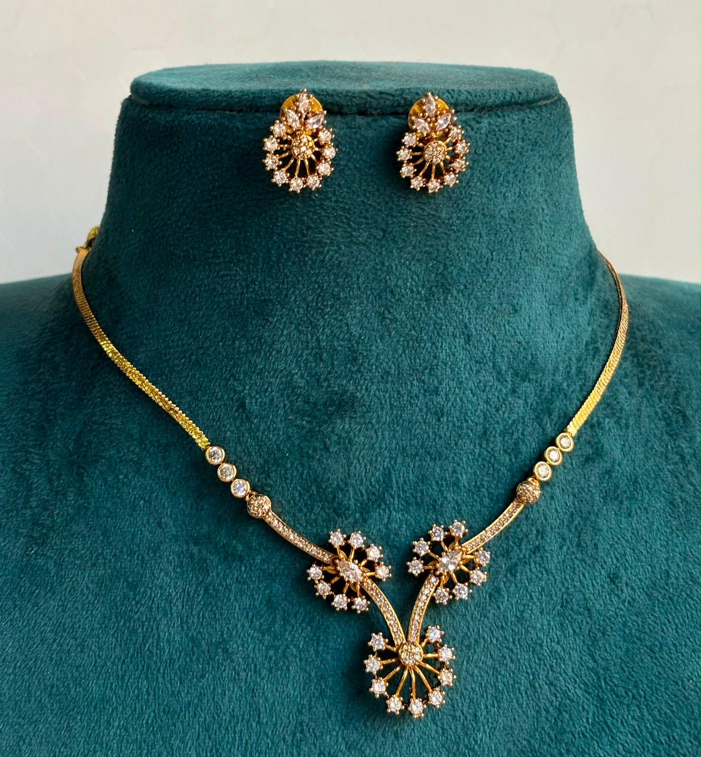 3 flower design necklace