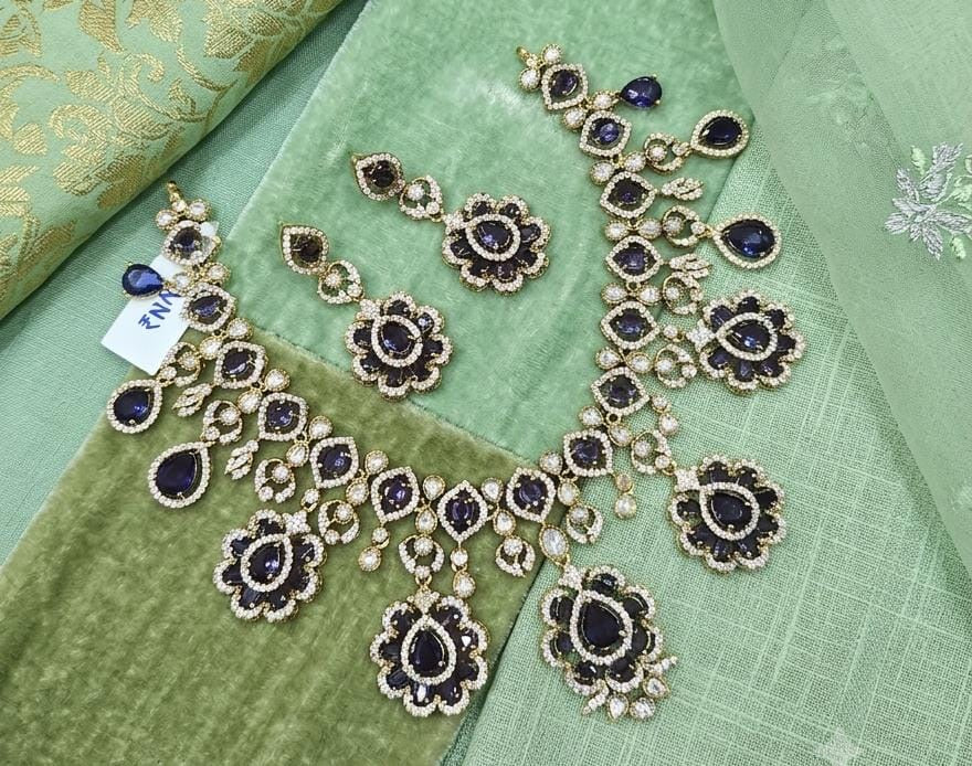 Grand blue necklace