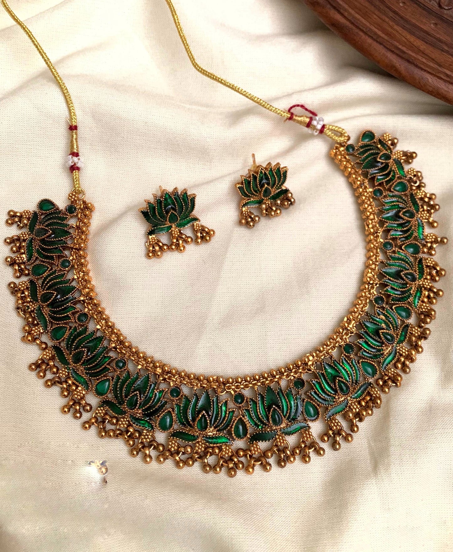 Lotus round necklace (N-79)