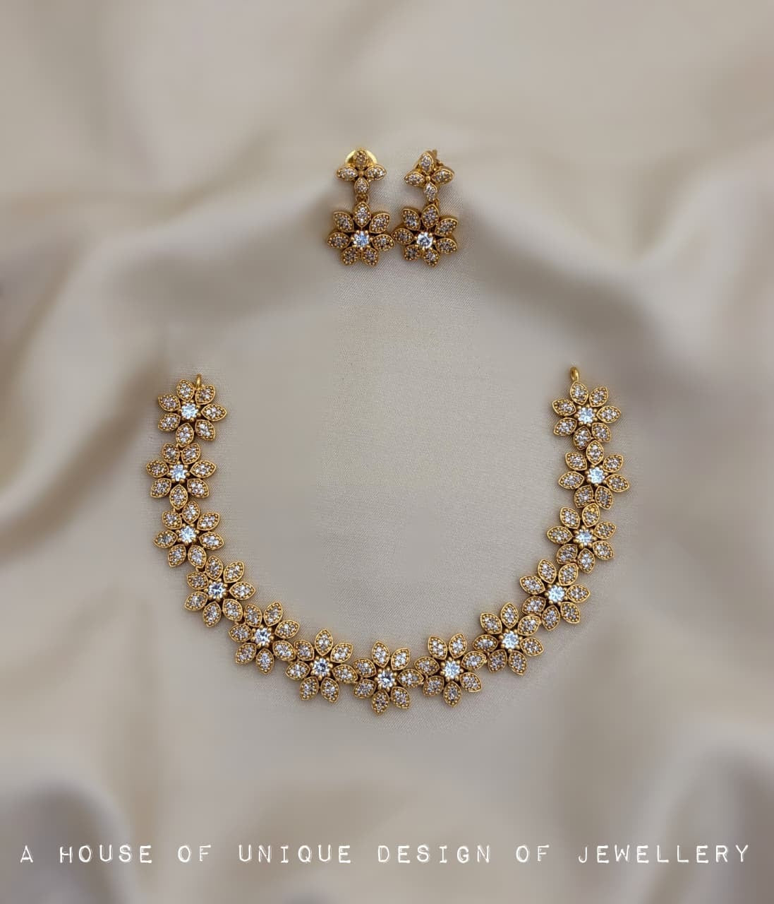 Flower design necklace