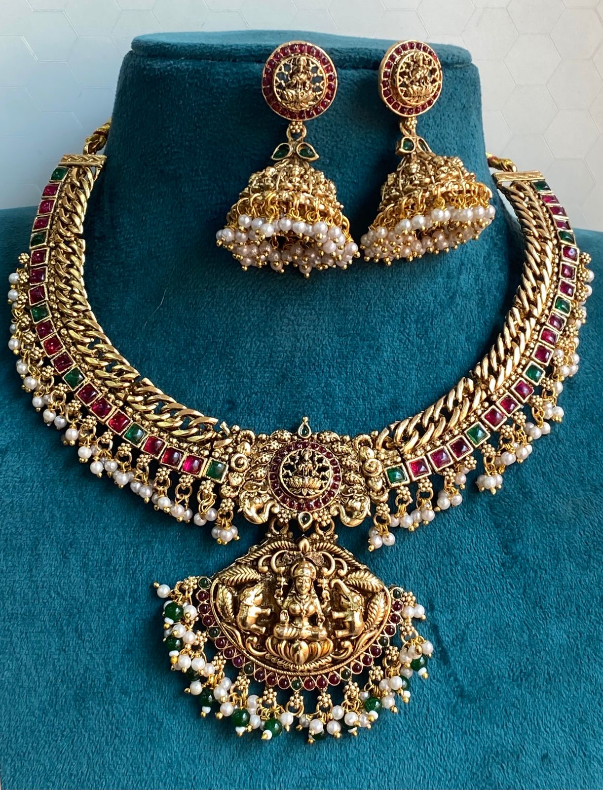 Grand budget necklace