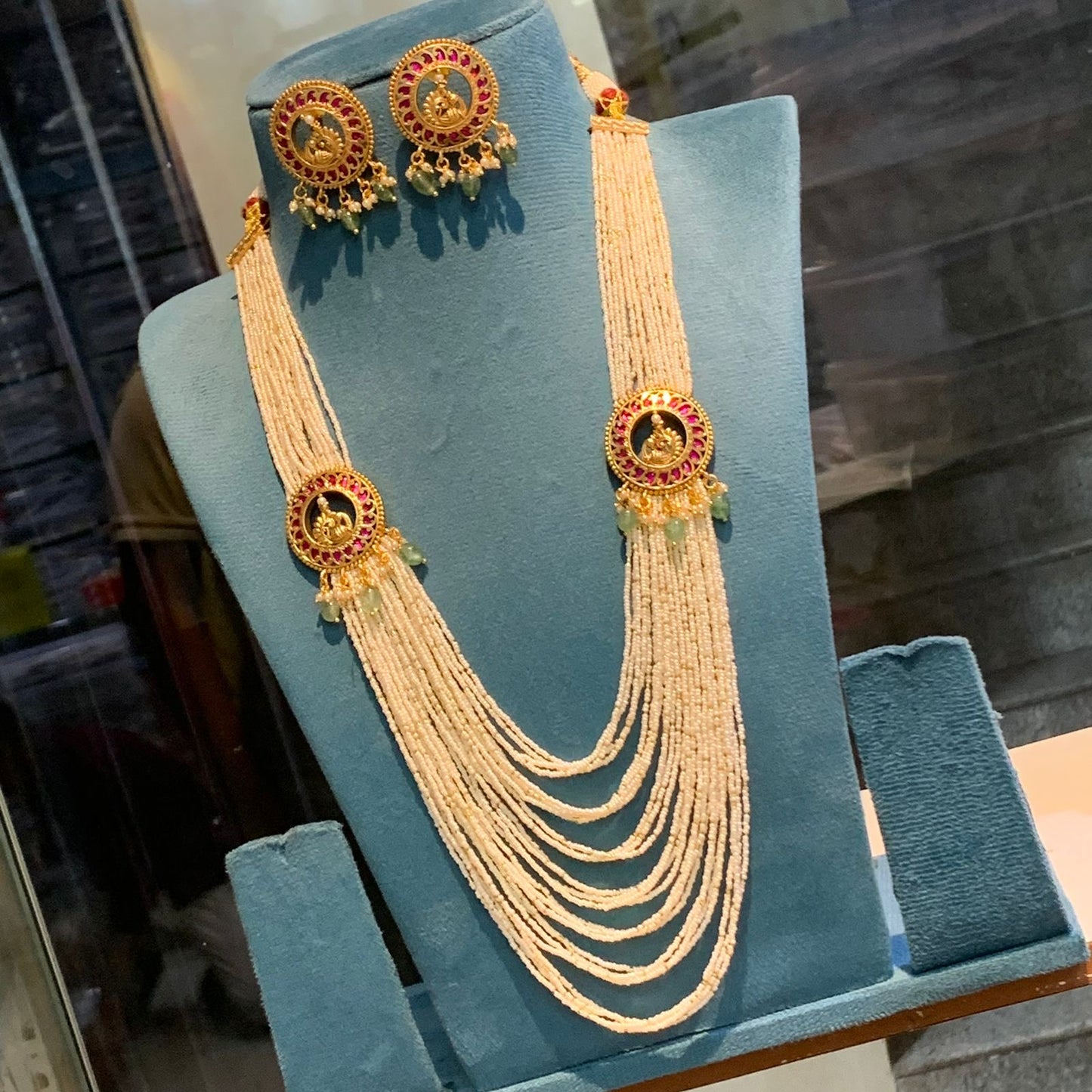 Layer pearl haram