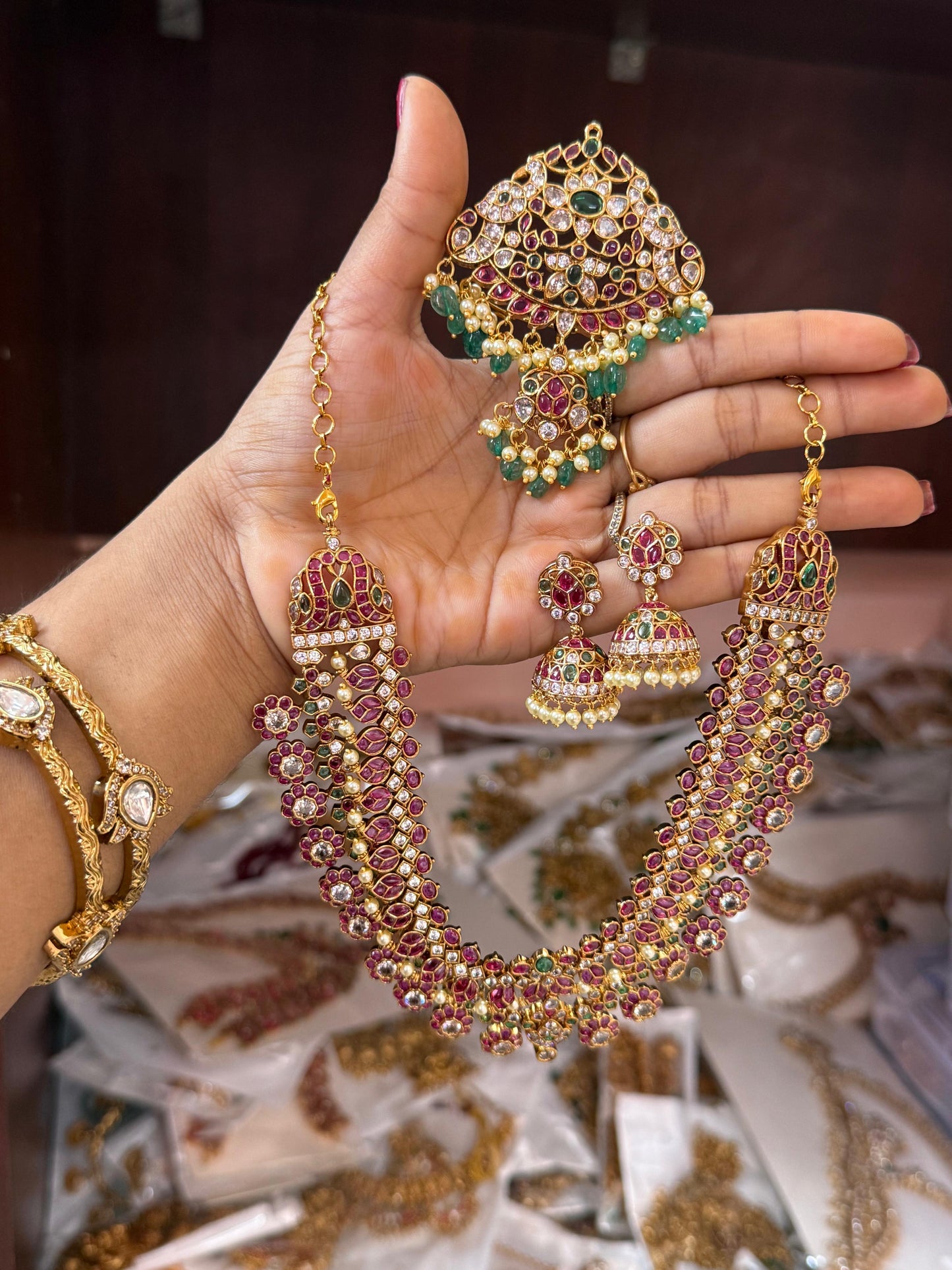 Removable pendent jadau necklace