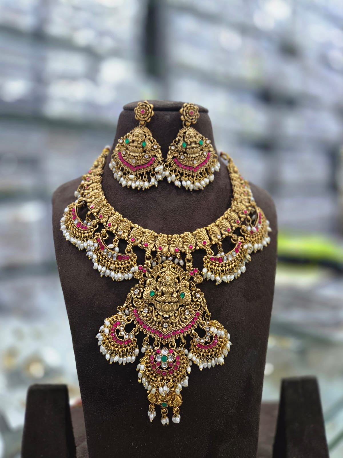 Grand budget necklace