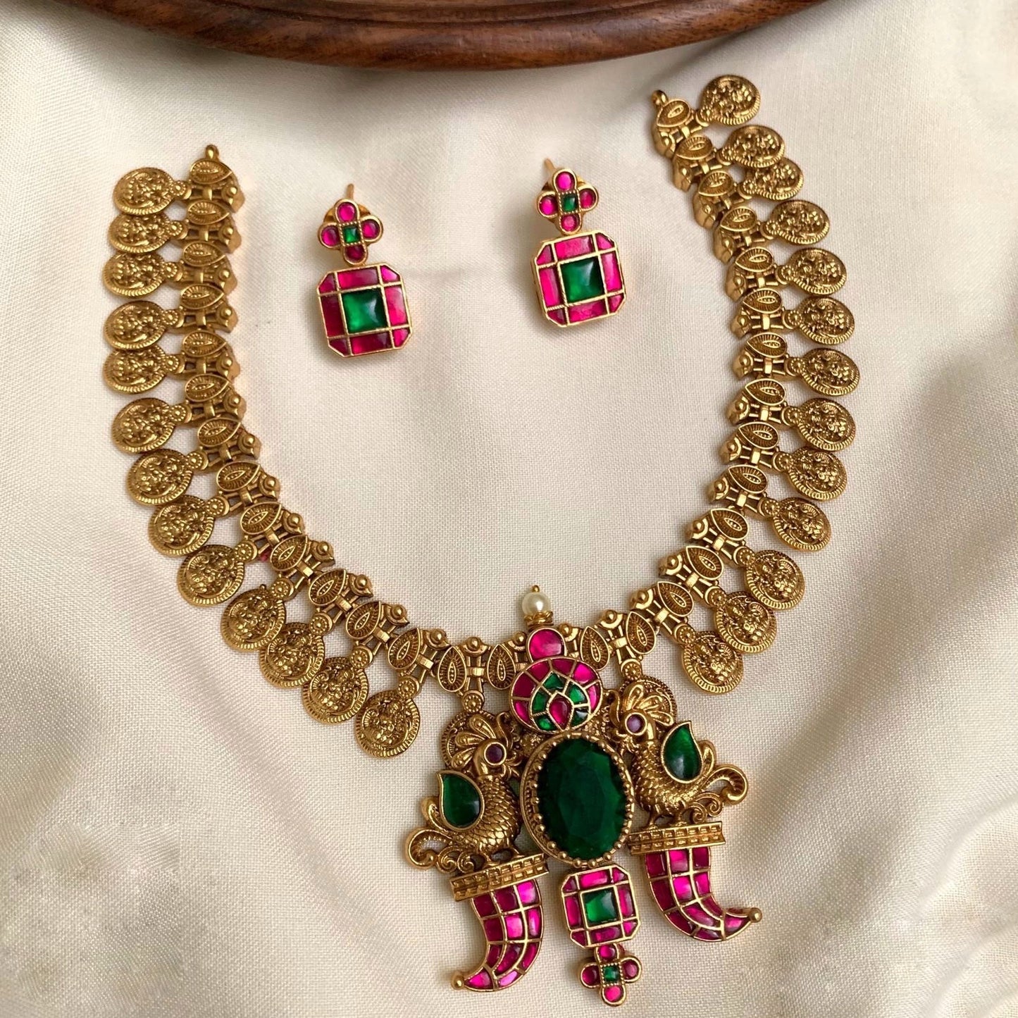 Short jadau necklace