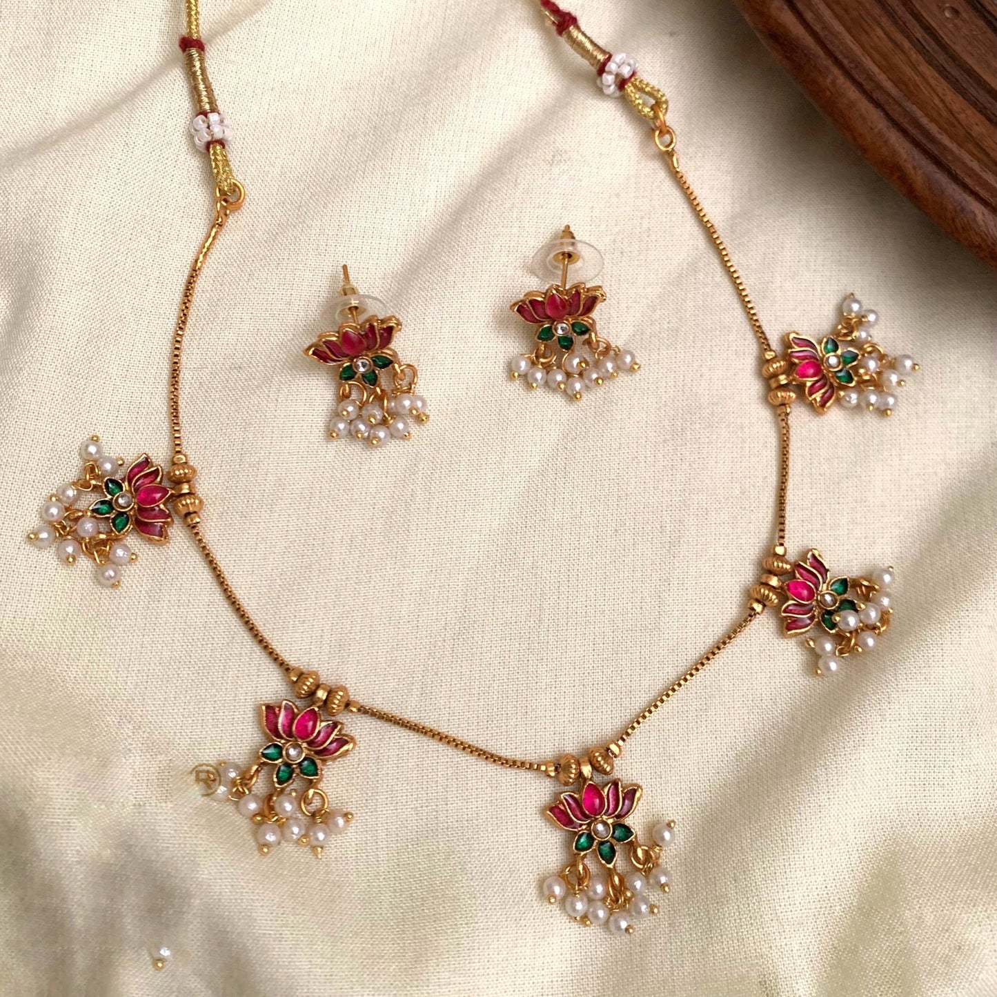 Simple lotus necklace (N-81)