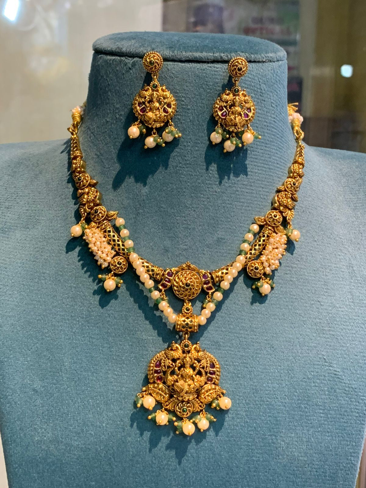 Gold necklace with white pearl