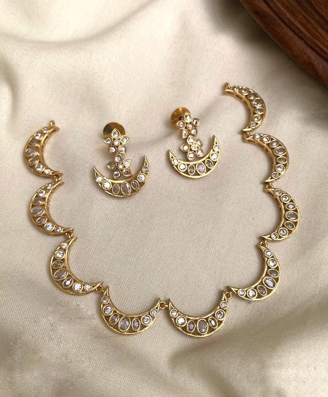 Moon design necklace(ft) (N-22)
