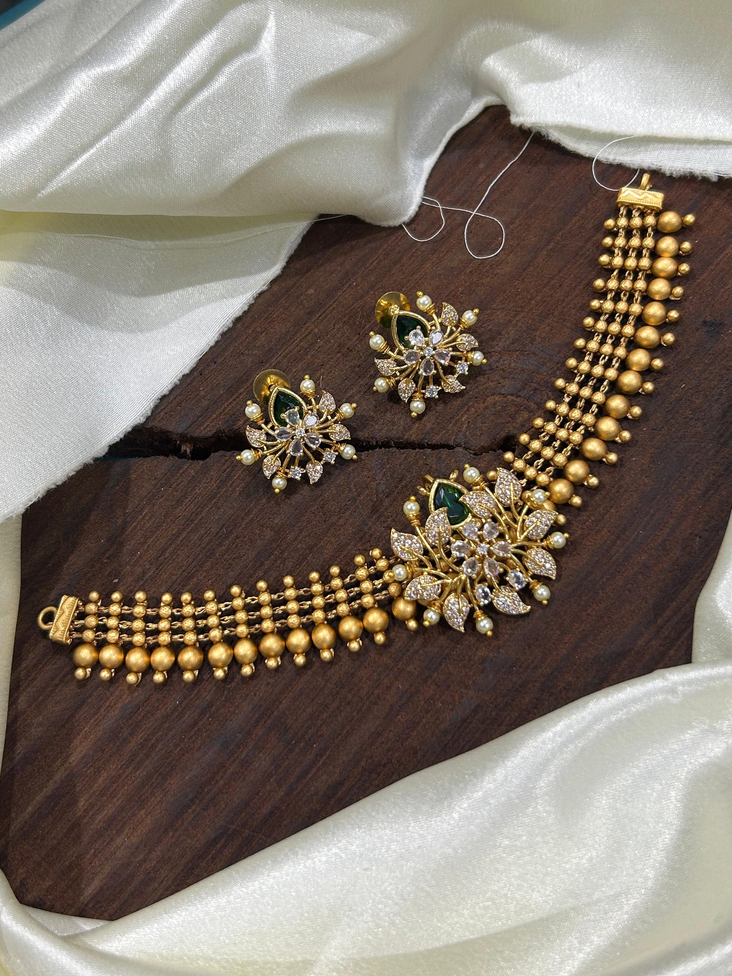 Pendent choker
