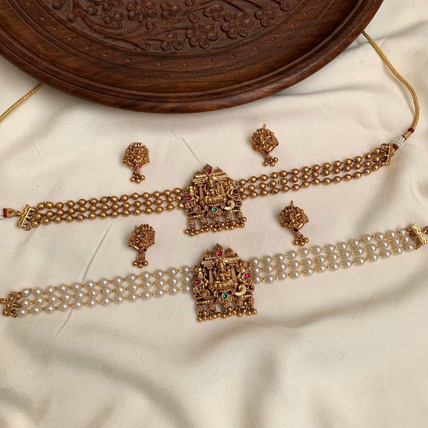 Pearl and gold chocker