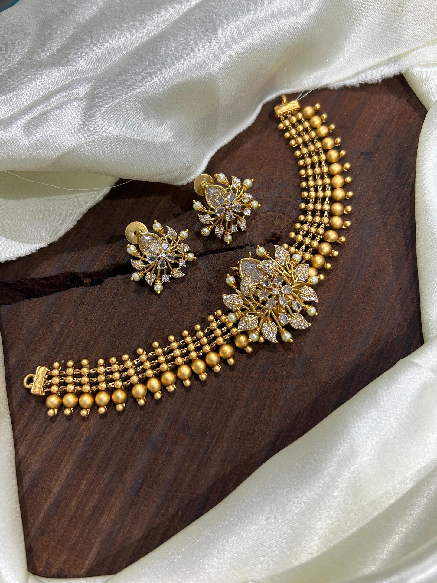Pendent choker