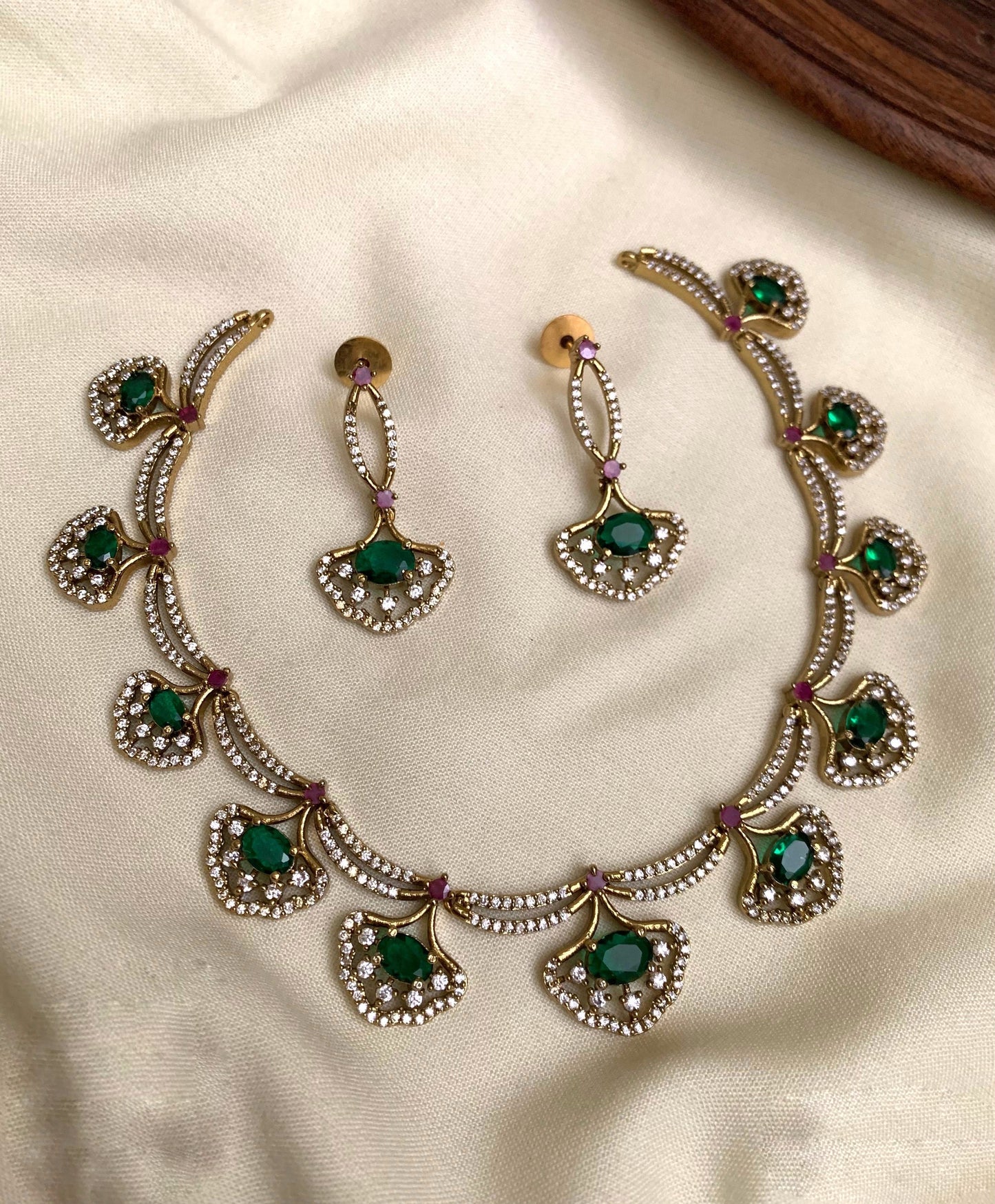 Green and red stone trending necklace(N-12)