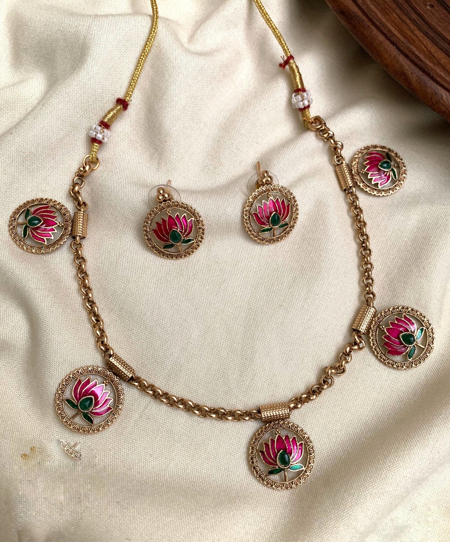 Round lotus necklace (N-65)