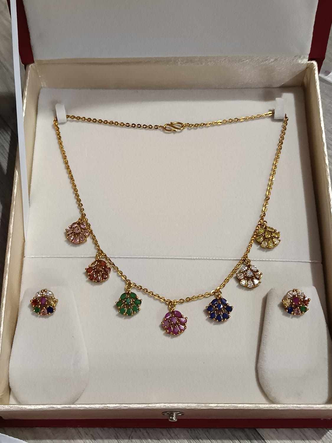 Single layer petal drop necklace