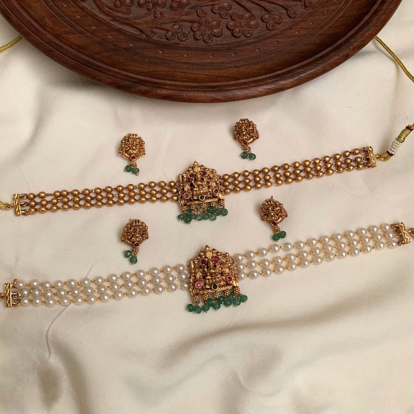 Pearl and gold chocker