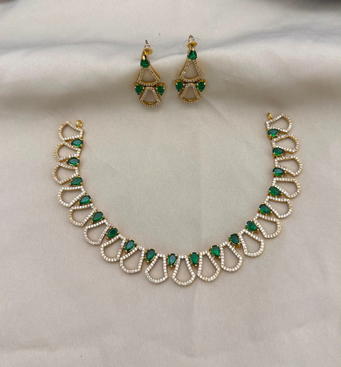 Simple petal stone necklace