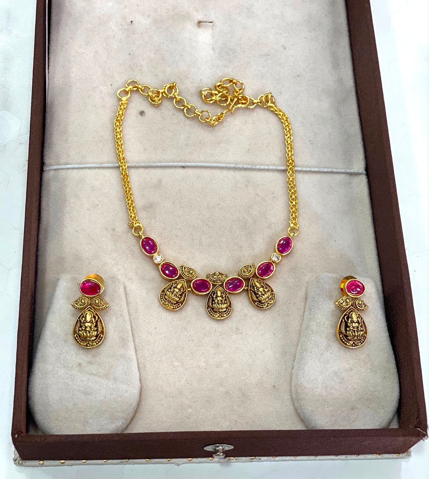 3 simple pendent gold look necklace