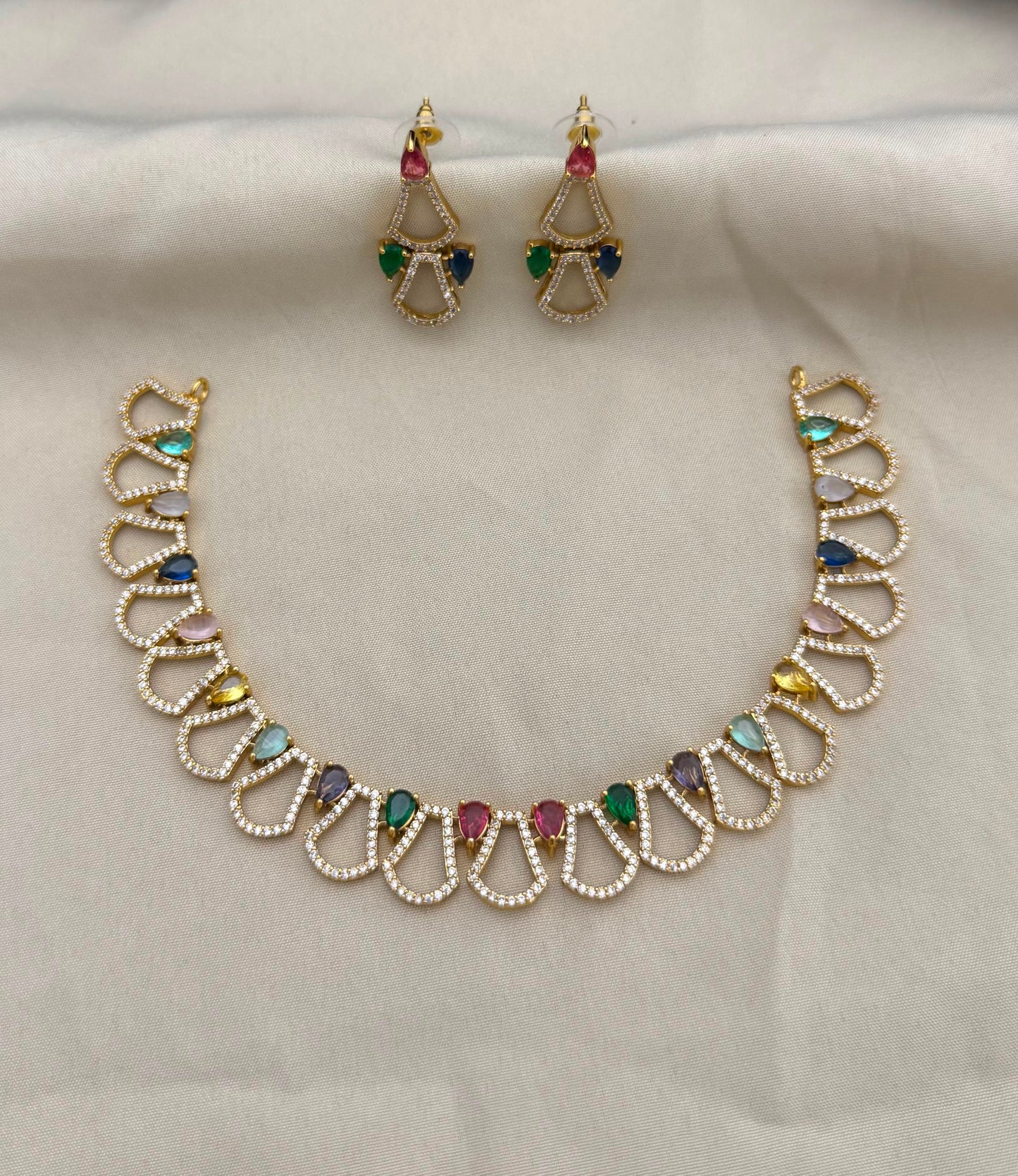 Simple petal stone necklace