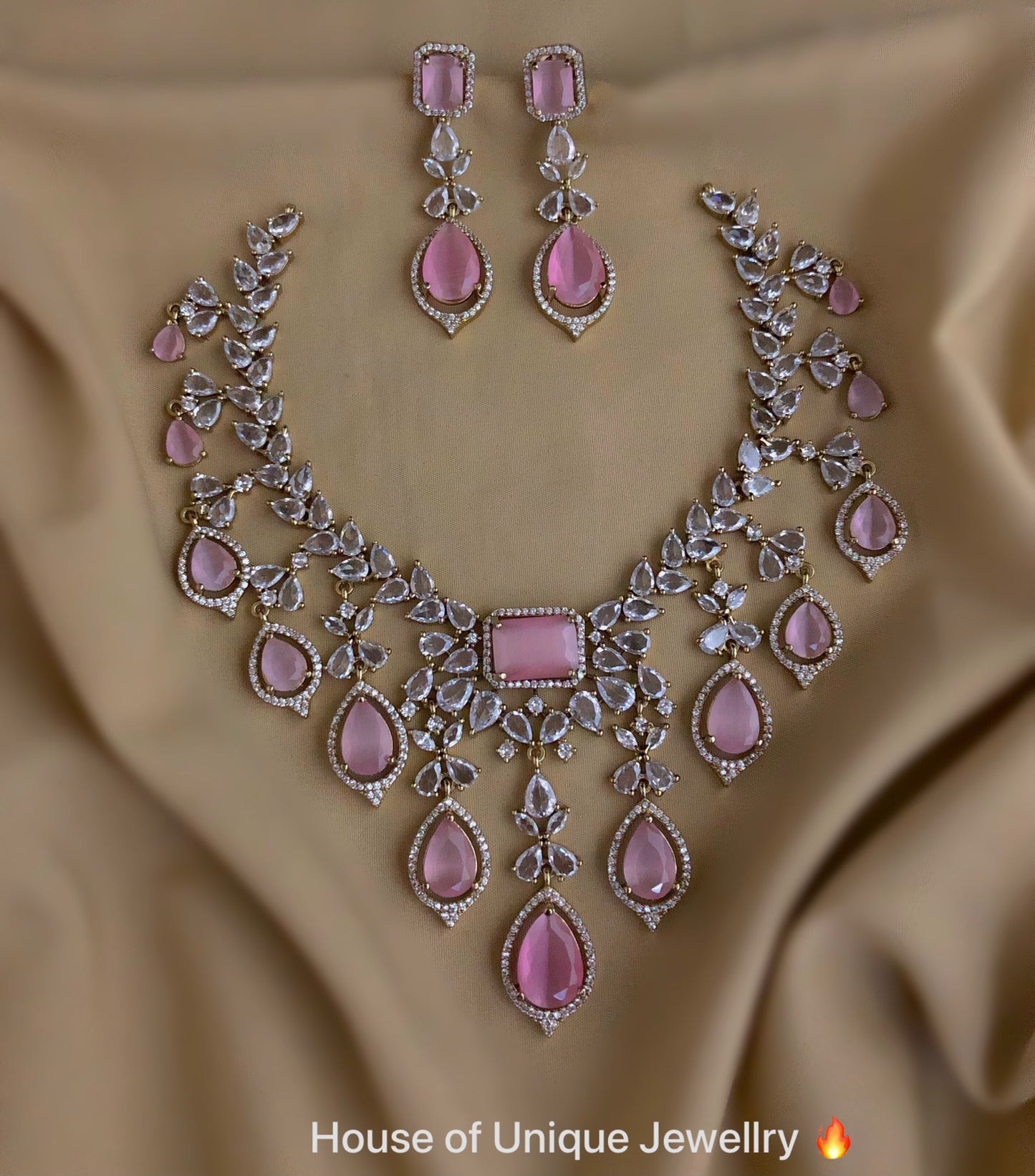 Stone reception necklace