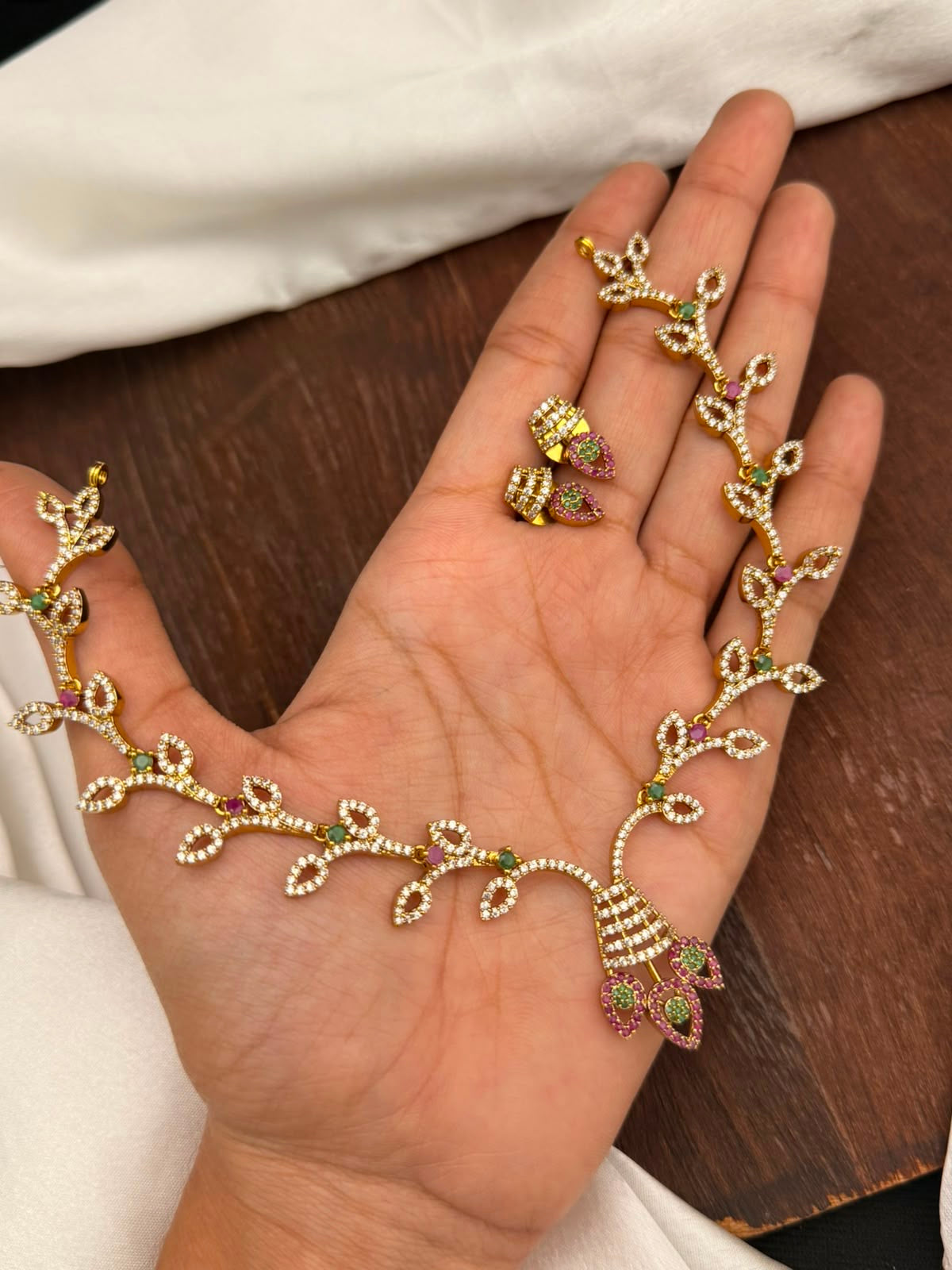 Leaf design necklace