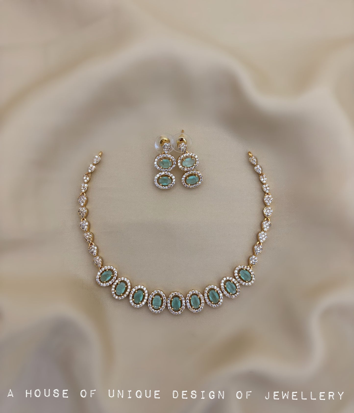 Simple stone align necklace