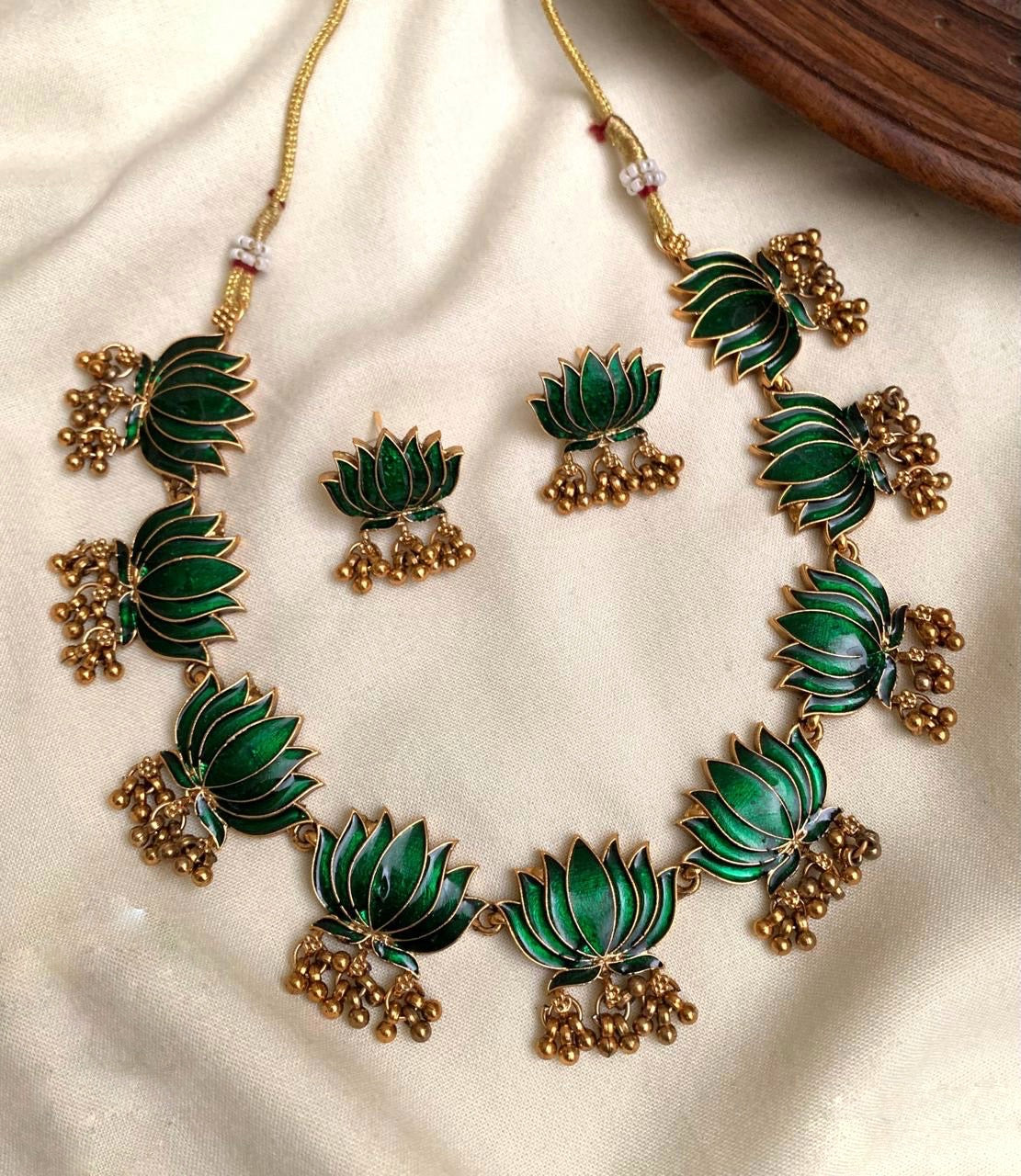 Lotus necklace with gold drops(N-10)