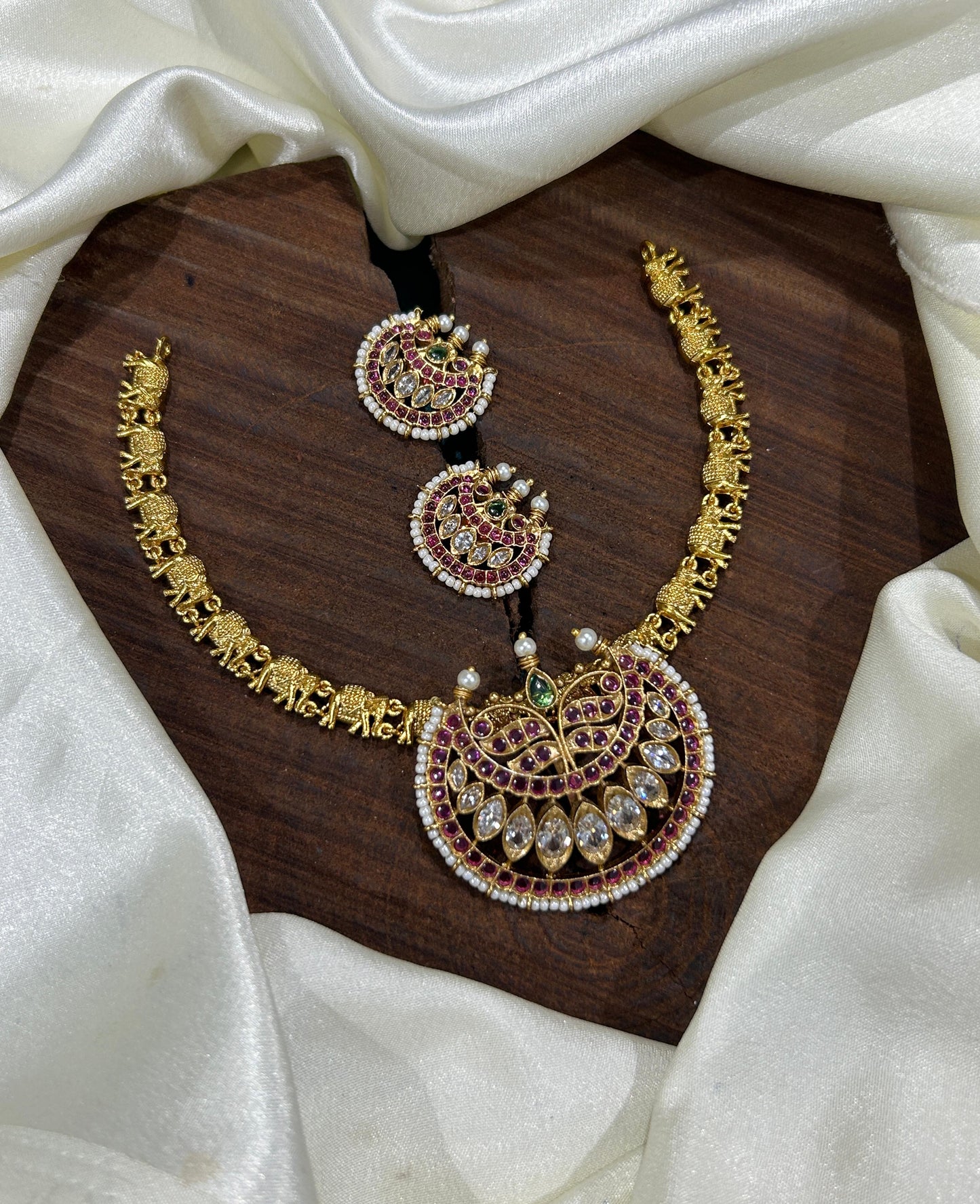 Elephant hasli half moon kemp necklace