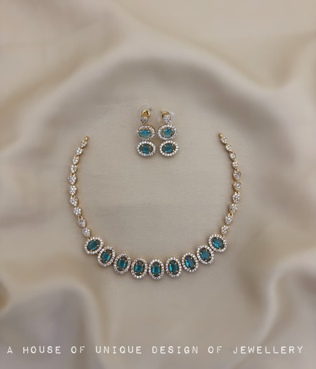 Simple stone align necklace